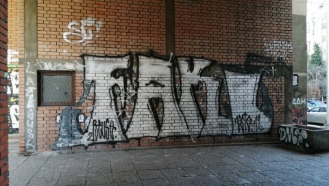 ШАРАЛИ ХУЛИГАНИ  ПЛАЋАЈУ СТАНАРИ: Комунална милиција казнила грађане јер је њихова зграда у Улици 27. марта прекривена графитима