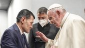 ТЕЛО НЕСТАЛОГ ДЕЧАКА ИЗБАЦИО ЈЕ МЕДИТЕРАН: Папа Фрања се у Ираку срео са оцем трагично страдалог малог Алена