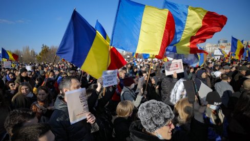 НЕЋЕ ОБАВЕЗНУ ВАКЦИНАЦИЈУ: Протест у Букурешту због најављених нових мера (ФОТО)
