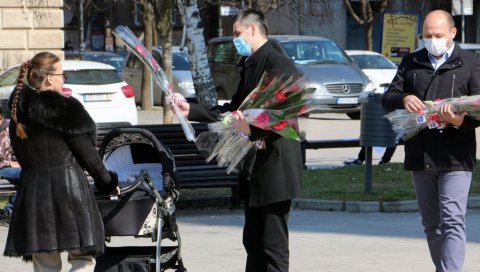 РУЖЕ ЗА ДАМЕ: Градоначелник Смедерева суграђанкама честитао празник (ФОТО)