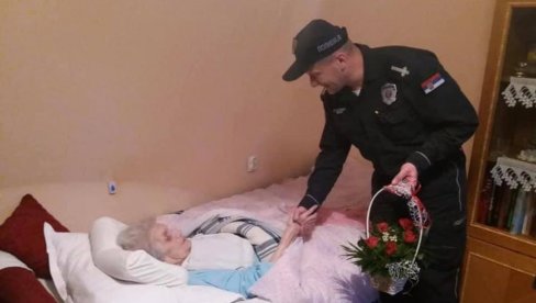 GEST POLICAJACA IZ VRBASA ODUŠEVIO SVE: Na Dan žena obišli najstariju stanovnicu ovog grada (FOTO)