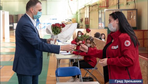 ЦВЕТ ЗА МЕДИЦИНСКЕ РАДНИЦЕ И ВОЛОНТЕРКЕ: Градоначелник Зрењанина посетио суграђанке на пункту за вакцинацију