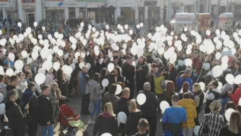 ПОТРЕСАН ОПРОШТАЈ ОД УРОША (19): Стотине белих балона полетело у небо за трагично настрадалог пријатеља