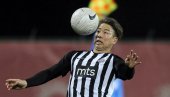 PARTIZAN I ASANO ZA GAVRILOVU POBEDU: Dres japanskog fudbalera sa potpisima svih fudbalera crno-belih na aukciji (VIDEO+FOTO)