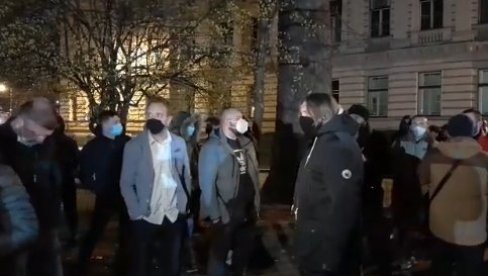 KUPITE VAKCINE: Besni građani protestuju ispred zgrade Vlade Kantona Sarajevo