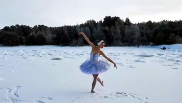 ЗА СПАС ПРАВИХ ЛАБУДОВА: Илмира Баграутинова на минус 15 отплесала Лабудово језеро у Финском заливу