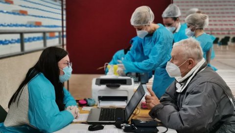 БЕЗ ЗАКАЗИВАЊА НА ЧЕТИРИ ПУНКТА: Масовна вакцинација људи са 60 и више година у Крушевцу