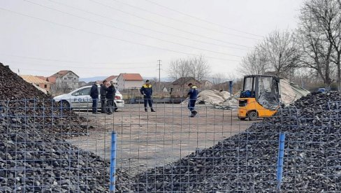 PRVE FOTOGRAFIJE SA MESTA NESREĆE: Ovde je tragično stradao radnik na koga je pala korpa! (FOTO/VIDEO)