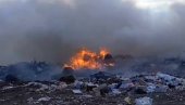 ПЛАМЕН ПРЕТИ ДА ЕКСПЛОДИРА: Од викенда букти ватра на депонији у Ковину, где се слојеви ђубрета високи 12 метара