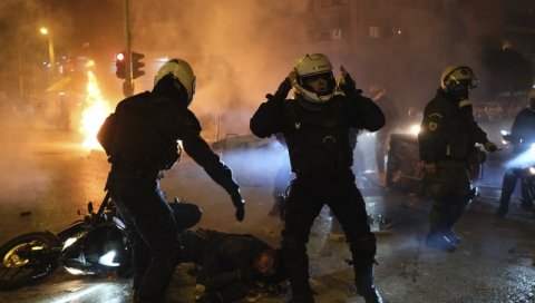 БИЛАНС ВЕЧЕРАШЊИХ НЕРЕДА У АТИНИ: Ухапшено 10 особа, четири полицајца повређена, један теже