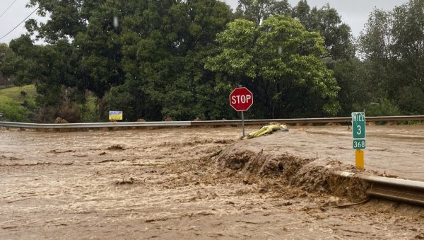 СНАЖНА ОЛУЈА НА ХАВАЈИМА: Грађани се припремају за ванредну ситуацију - прете велике поплаве