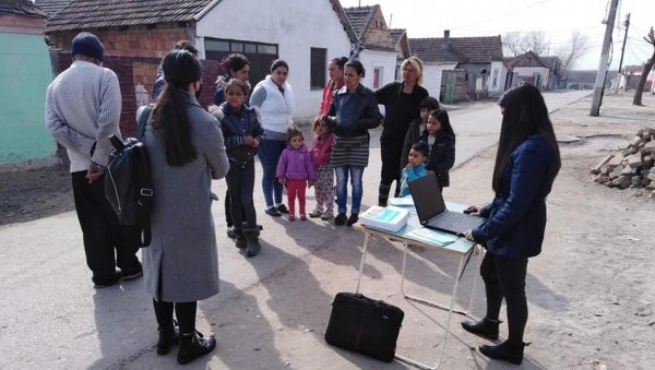 ОБИЛАЗЕ РОМЕ ПО СЕЛИМА: Мобилни тим из Вршца помаже мањинама да се пријаве за вакцину