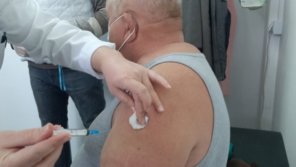 ВАЖНА АКЦИЈА: Волонтери у Мерошини помажу старима да се пријаве за вакцину