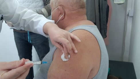 VAŽNA AKCIJA: Volonteri u Merošini pomažu starima da se prijave za vakcinu
