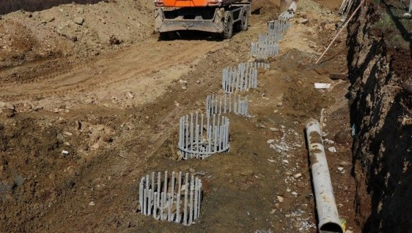 РАДОВИ ГОТОВИ ДО ПОЛОВИНЕ МАЈА: Почела санација клизишта на путу Крагујевац-Баточина