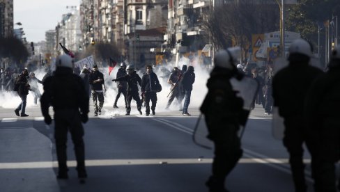 СУКОБИ У СОЛУНУ: Демонстранти гађали полицију Молотовљевим коктелима, полицајци узвраћали сузавцем (ФОТО/ВИДЕО)