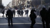 SUKOBI U SOLUNU: Demonstranti gađali policiju Molotovljevim koktelima, policajci uzvraćali suzavcem (FOTO/VIDEO)