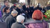 SKRHANI OD BOLA I TUGE: Potresan prizor sa sahrane Borisa Komnenića, poruka koju su njegovi roditelji ostavili na vencu pokojnom sinu! (FOTO)
