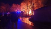VELIKI POŽAR U BEOGRADU: Gori baraka na Karaburmi, vatrena stihija zahvatila i nekoliko automobila (FOTO)