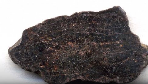НЕСРЕЋА ИЗБЕГНУТА ЗА ДЛАКУ: Метеорит улетео жени у кревет док је спавала (ФОТО/ВИДЕО)