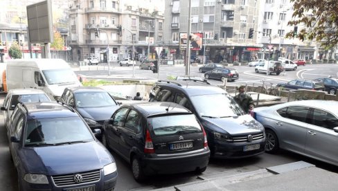 КЕСЕ НА РЕТРОВИЗОРИМА СВЕ ЧЕШЋА ПОЈАВА: Ево зашто возачи прекривају огледала својих четвороточкаша