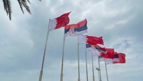 ВУЧИЋ СТИЖЕ У БАХРЕИН: Манама окићена српским заставама (ВИДЕО)