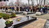 18 GODINA OD UBISTVA ZORANA ĐINĐIĆA: Prijatelji i poštovaoci obeležili tužan datum na Novom groblju (FOTO/VIDEO)