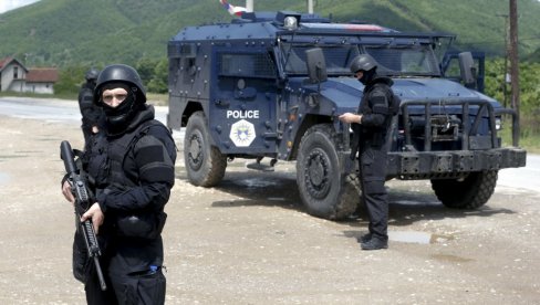 UDARALI IH KUNDACIMA I ŠAMARALI: Tortura policije lažne države nad srpskim mladićima zbog majice Nema predaje