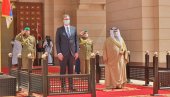 VELIKA ČAST ZA SRBIJU I VUČIĆA: Bože pravde se ori ispred kraljevske palate u Bahreinu (VIDEO)