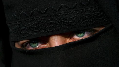 ЖЕНЕ ДА ПОКРИВАЈУ ЛИЦЕ: Талибани пооштравају забране, за неношење бурке казне за очеве и сроднике