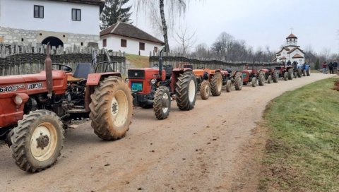 ВЕЛИКА МОБА У БОЖЈЕМ СЕЛУ: Необична светковина у Лелићу код Ваљева, мештани обавили радове на манастирском имању