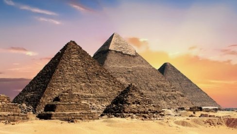 VELIKO OTKRIĆE U EGIPTU: Pronađene tri mumije sa zlatnim jezicima, grobnica bila zapečaćena (FOTO)