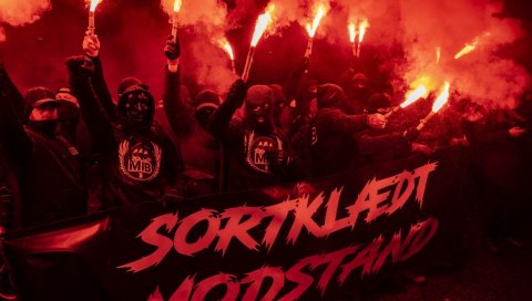 ЉУДИ У ЦРНОМ НА УЛИЦАМА КОПЕНХАГЕНА: Протести у Данској у знак подршке активисткињи
