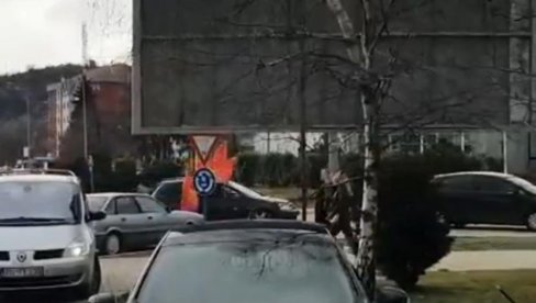 MILOVE PRISTALICE SVE NERVOZNIJE: Kolone automobila DPS-ovaca provociraju ispred štaba koalicije Za budućnost Nikšića (VIDEO)