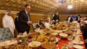 VUČIĆ OBJAVIO SLIKU GOZBE U BAHREINU: Predsedniku pod šatorom poslužili kamilje meso i jagnjetinu spremanu osam sati! (FOTO)