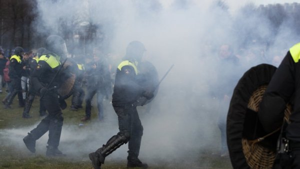 СУЗАВАЦ, ВОДЕНИ ТОПОВИ И КОЊИЦА: Брутално разбијен протест 2.000 људи у Холандији против мера (ФОТО)