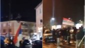 VESELI SE SRPSKI RODE ODJEKUJE NIKŠIĆEM: Građani okupljeni ispred štaba Koalicije Za budućnost Nikšića - slavlje počelo! (VIDEO)
