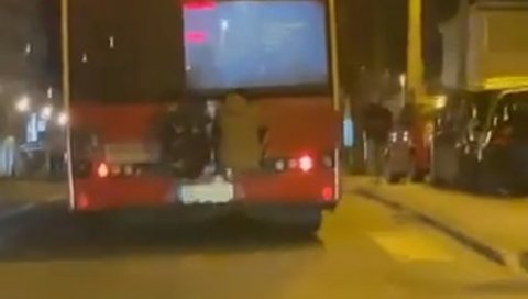 ВОЖЊА КОЈА ЛЕДИ КРВ: Два дечака чуче закачена на каросерији аутобуса са линије 23 (ВИДЕО)