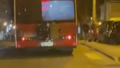 VOŽNJA KOJA LEDI KRV: Dva dečaka čuče zakačena na karoseriji autobusa sa linije 23 (VIDEO)
