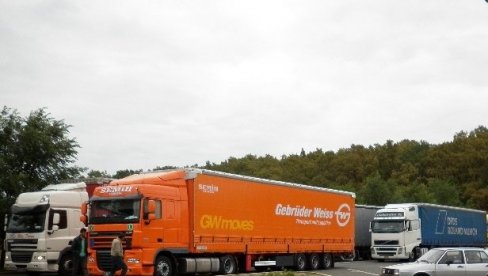 TRENUTNO STANJE NA GRANIČNIM PRELAZIMA: Kamioni na Horgošu i Batrovcima čekaju po tri sata