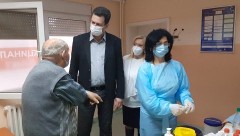 ВАКЦИНАЦИЈА У ШАПЦУ: Вакцина има довољно, грађани да се не опуштају