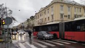 UDES U ZEMUNU: Sudarili se autobus i putnički automobil, otežan saobraćaj u Glavnoj ulici (FOTO)