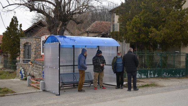 НОВО АУТОБУСКО СТАЈАЛИШТЕ: Мештанима Ђуринца председник општине испунио обећање (ФОТО)