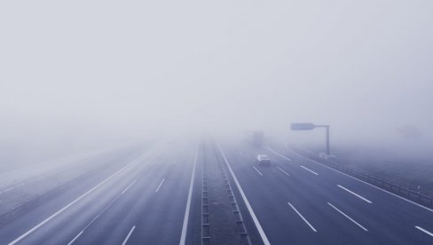 ВОЗАЧИ, ОПРЕЗ: Магла на ауто-путу петља Мерошина - петља Лесковац центар