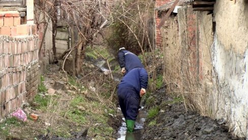 REŠAVAJU PROBLEM ATMOSFERSKIH VODA: Vršački komunalci temeljno čiste kanal „Galamboš“