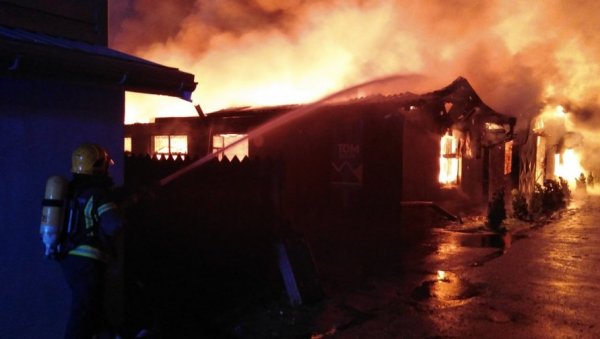 ПРВЕ ФОТОГРАФИЈЕ ПОЖАРА У ПАНЧЕВУ: Гори стара стаклара - црни дим се протеже ка небу, ватрогасци се боре са ватром (ФОТО)