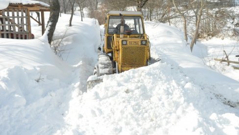 IZOLOVANI OD SVETA: Sneg ne prestaje da pada u Crnoj Travi, nanosi i do tri metra