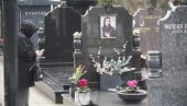 ODRŽAN POMEN KSENIJI PAJČIN: Tužna scena na pevačicinom grobu, majka neutešna (FOTO)