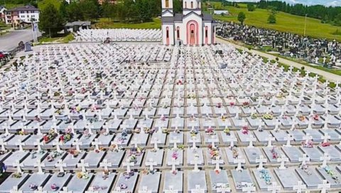 НОСИЛИ СУ И КОВЧЕГЕ СА ТЕЛИМА ПРЕМИНУЛИХ: Сећање на 25. година од егзодуса Срба, венци за 958 погинулих из Сарајева (ФОТО)