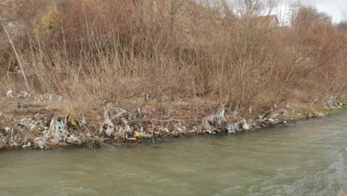 GRAĐANI ŠOKIRANI: Užasan prizor na obalama reke Raške (FOTO)